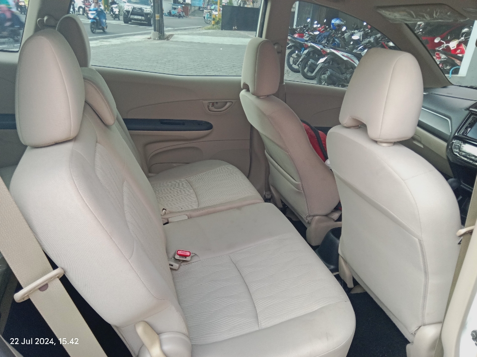 Foto Mobil Bekas Kabin Belakang Honda Mobilio 1.5 E tahun 2017