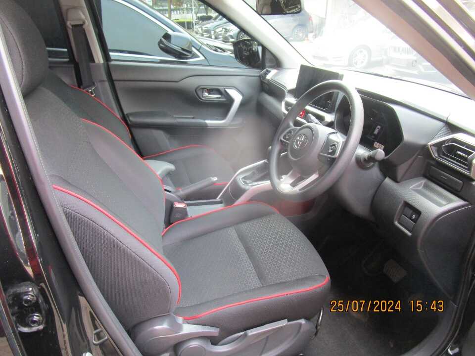 Foto Mobil Bekas Kabin Depan Toyota Raize 1.0 G tahun 2023