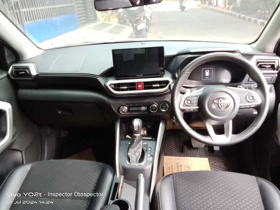 Foto Mobil Bekas Dashboard Toyota Raize 1.0 G tahun 2021