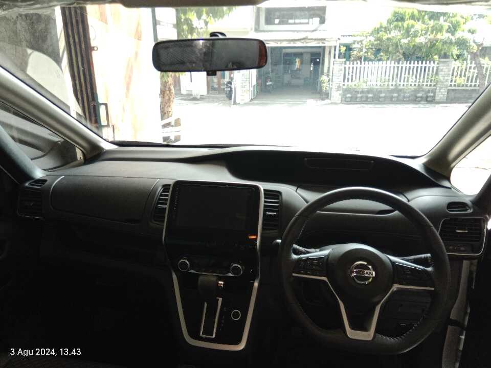 Foto Mobil Bekas Dashboard Nissan Serena 2.0 Highway Star tahun 2023