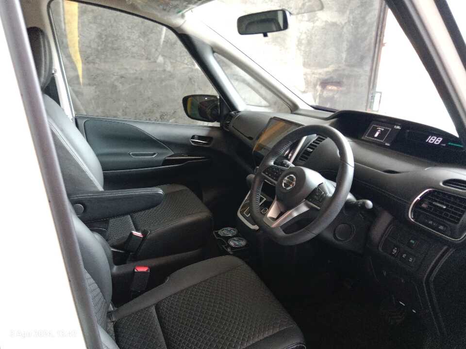 Foto Mobil Bekas Kabin Depan Nissan Serena 2.0 Highway Star tahun 2023