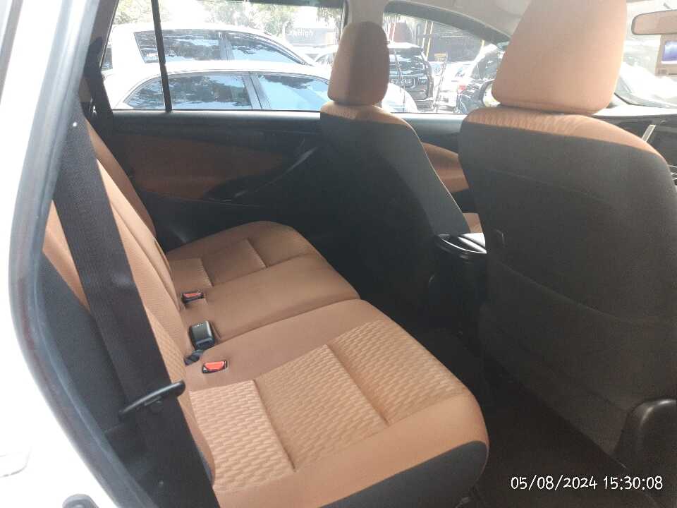 Foto Mobil Bekas Kabin Belakang Toyota Innova 2.0 G tahun 2018