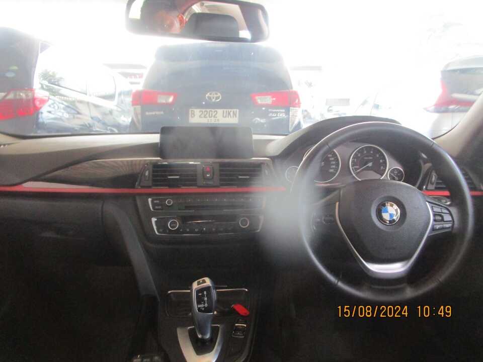 Foto Mobil Bekas Dashboard BMW 320i 2.0 tahun 2013