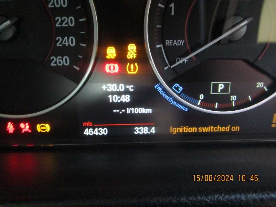 Foto Mobil Bekas Odometer BMW 320i 2.0 tahun 2013