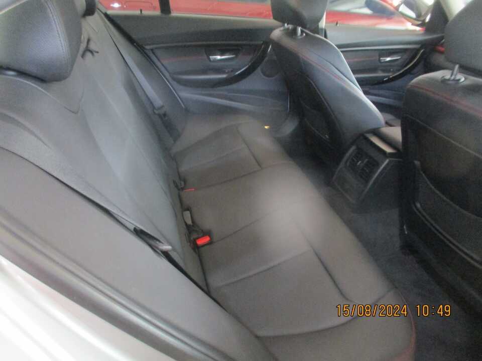 Foto Mobil Bekas Kabin Belakang BMW 320i 2.0 tahun 2013