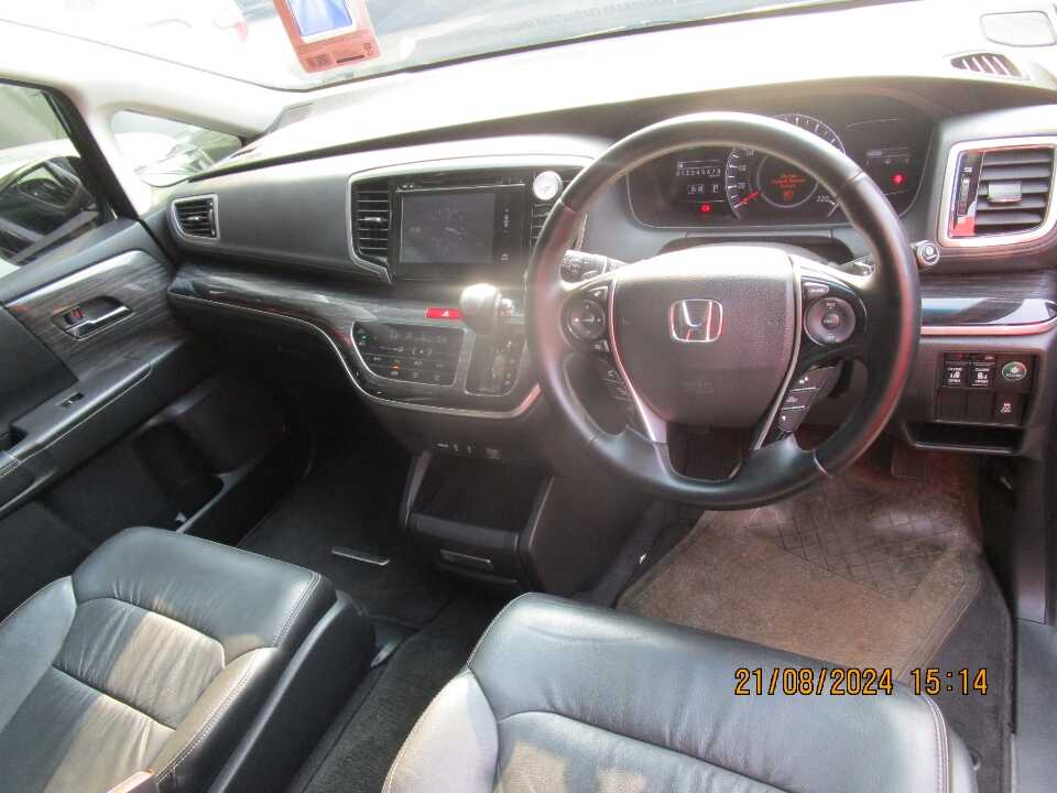 Foto Mobil Bekas Dashboard Honda Odyssey 2.4 tahun 2016