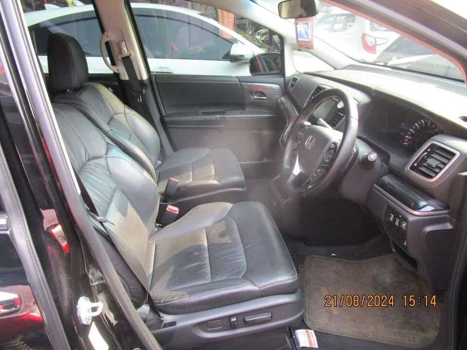 Foto Mobil Bekas Kabin Depan Honda Odyssey 2.4 tahun 2016