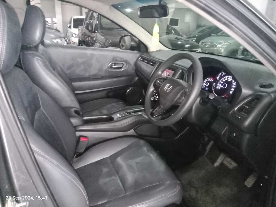 Foto Mobil Bekas Kabin Depan Honda HR-V 1.5 E tahun 2016