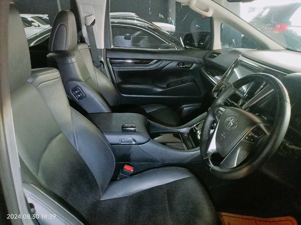Foto Mobil Bekas Kabin Depan Toyota Vellfire 2.5 G tahun 2017