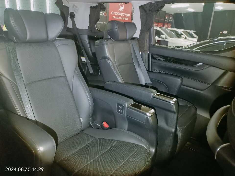 Foto Mobil Bekas Kabin Belakang Toyota Vellfire 2.5 G tahun 2017