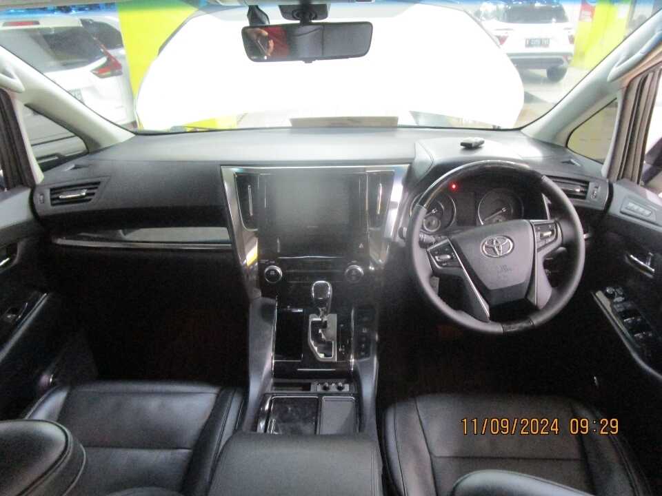 Foto Mobil Bekas Dashboard Toyota Vellfire 2.5 G tahun 2018