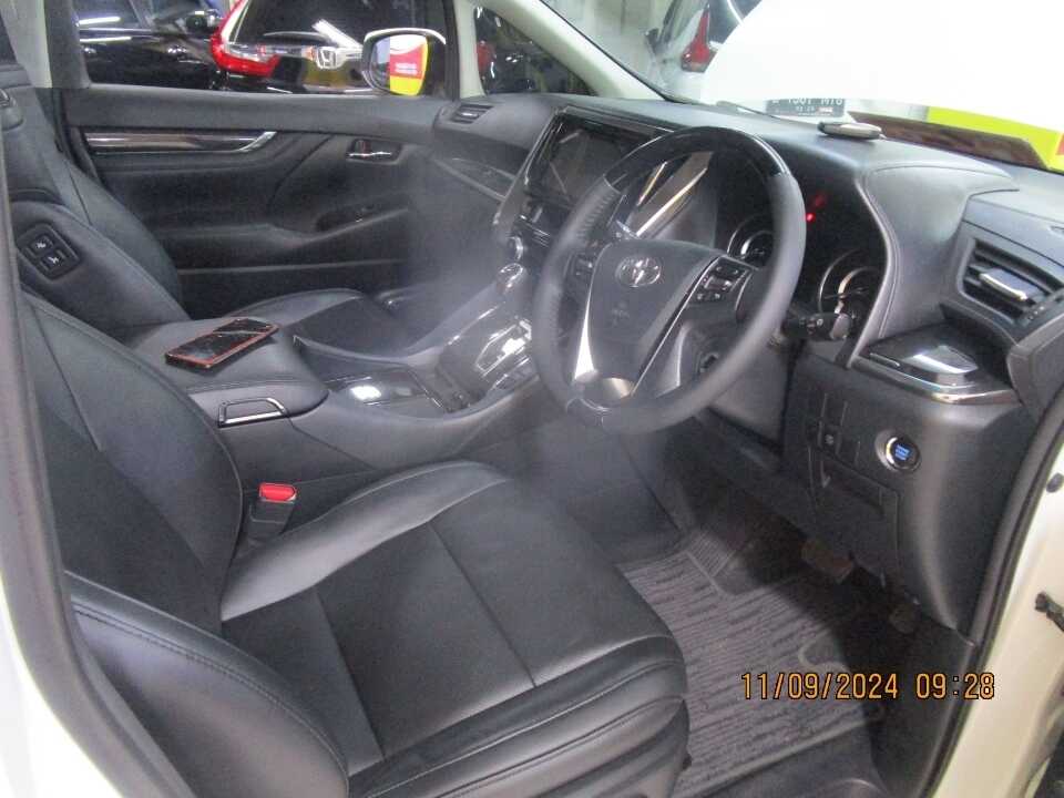 Foto Mobil Bekas Kabin Depan Toyota Vellfire 2.5 G tahun 2018