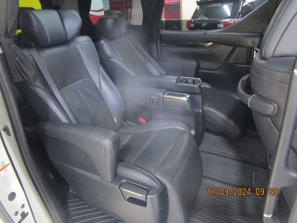 Foto Mobil Bekas Kabin Belakang Toyota Vellfire 2.5 G tahun 2018