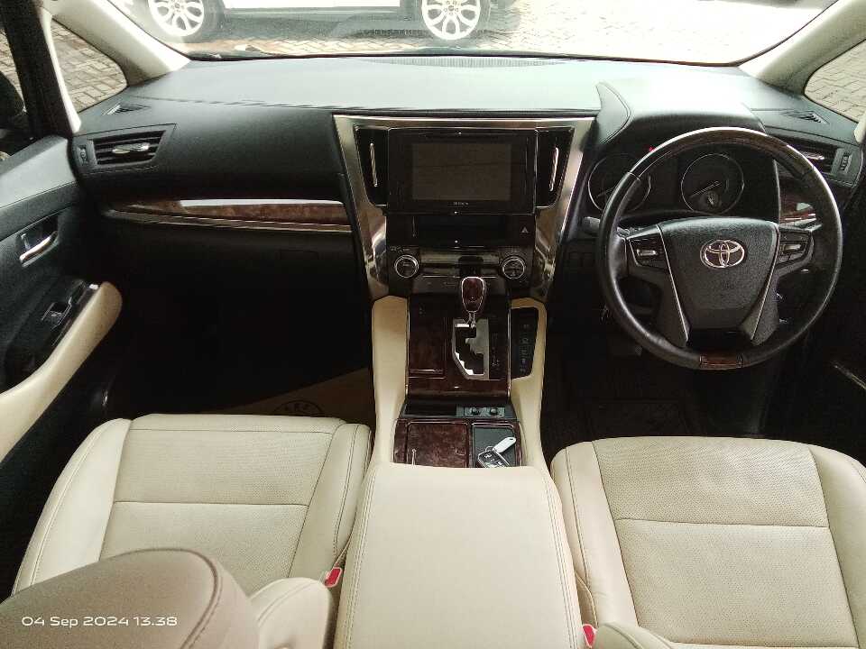 Foto Mobil Bekas Dashboard Toyota Alphard 2.5 G tahun 2018