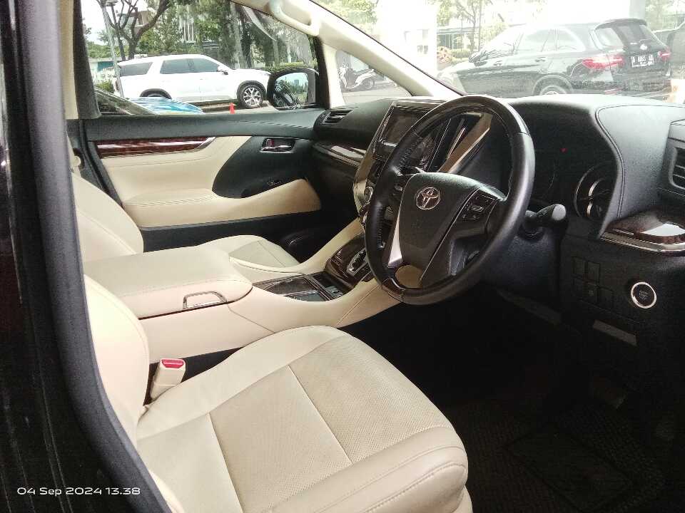 Foto Mobil Bekas Kabin Depan Toyota Alphard 2.5 G tahun 2018