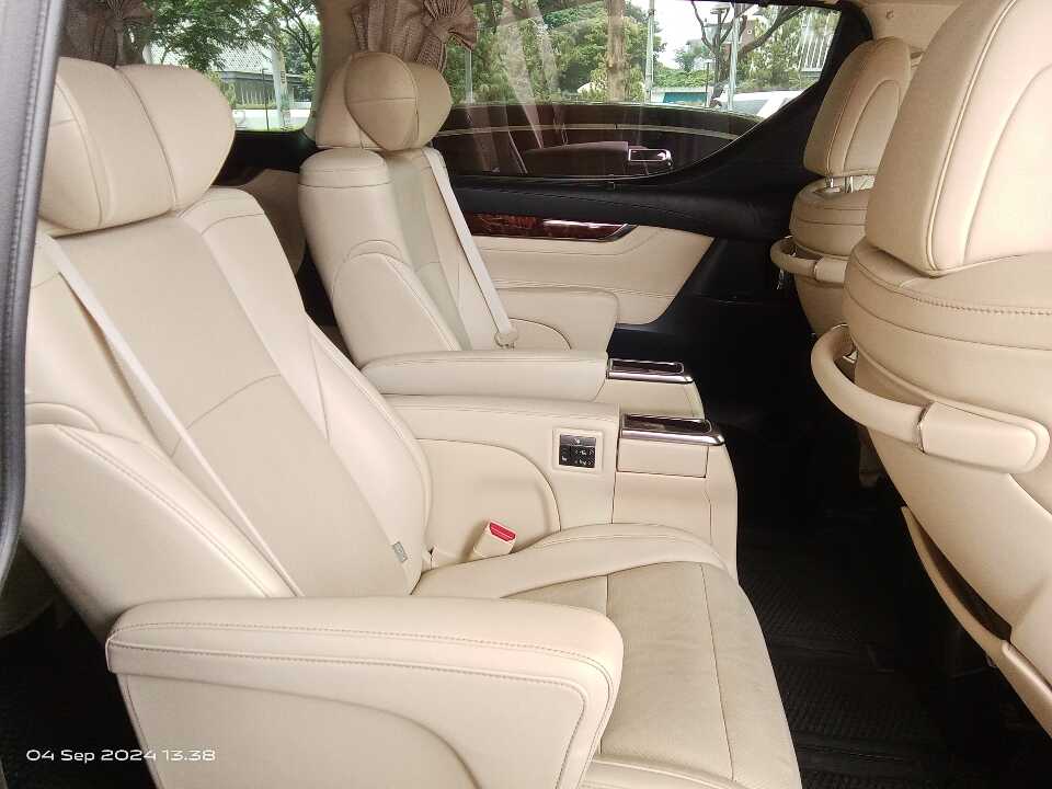 Foto Mobil Bekas Kabin Belakang Toyota Alphard 2.5 G tahun 2018