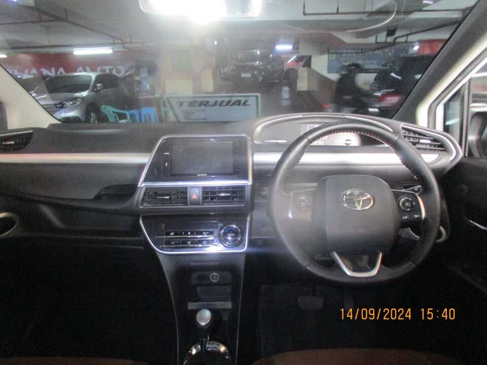 Foto Mobil Bekas Dashboard Toyota Sienta 1.5 Q tahun 2017