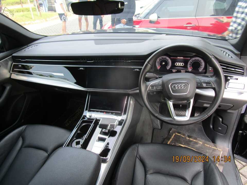 Foto Mobil Bekas Dashboard Audi Q8 3.0L TFSI Quattro tahun 2019