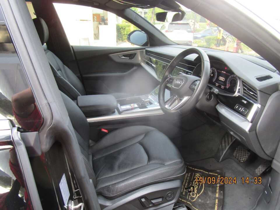 Foto Mobil Bekas Kabin Depan Audi Q8 3.0L TFSI Quattro tahun 2019