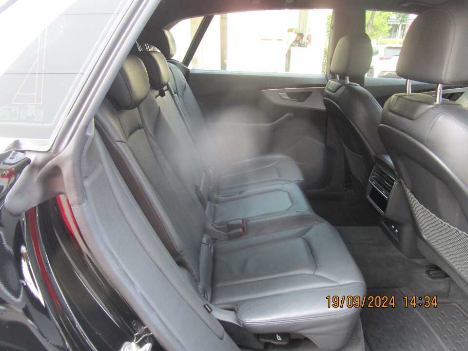 Foto Mobil Bekas Kabin Belakang Audi Q8 3.0L TFSI Quattro tahun 2019