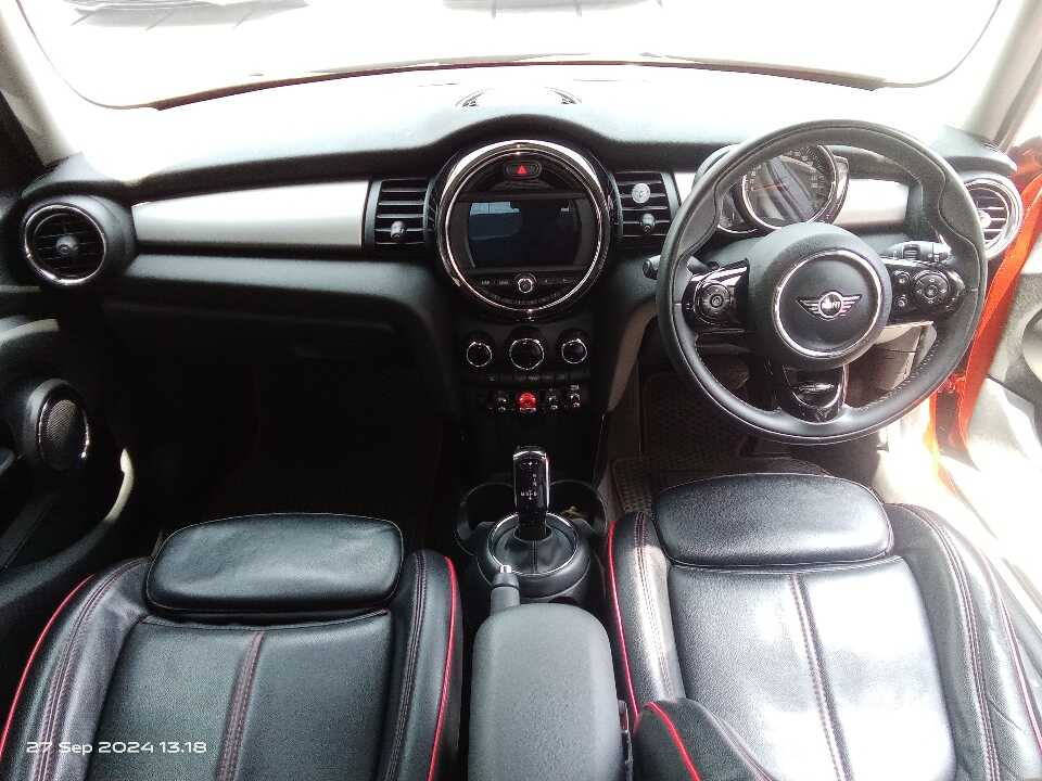 Foto Mobil Bekas Dashboard MINI Cooper 1.5 tahun 2018