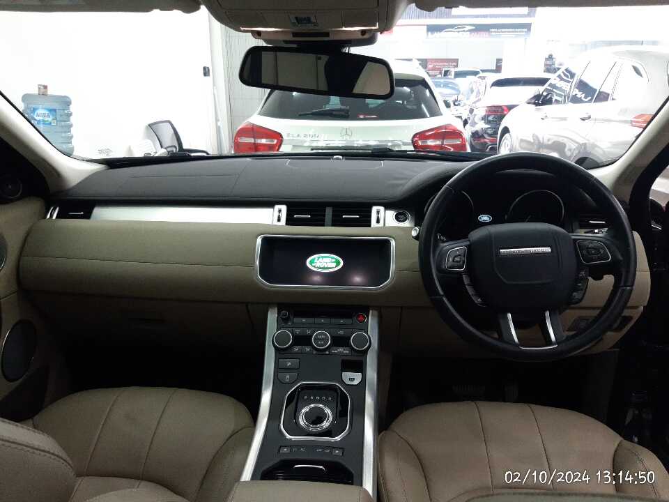 Foto Mobil Bekas Dashboard Land Rover Range Rover Evoque 2.0 tahun 2017