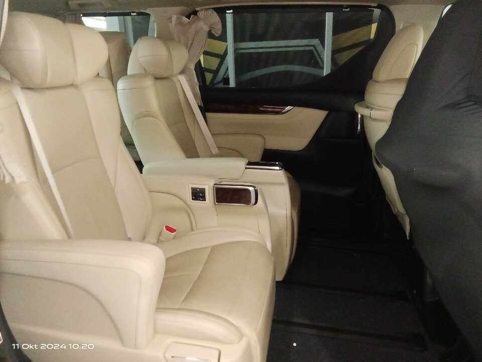 Foto Mobil Bekas Kabin Belakang Toyota Alphard 2.5 G tahun 2023