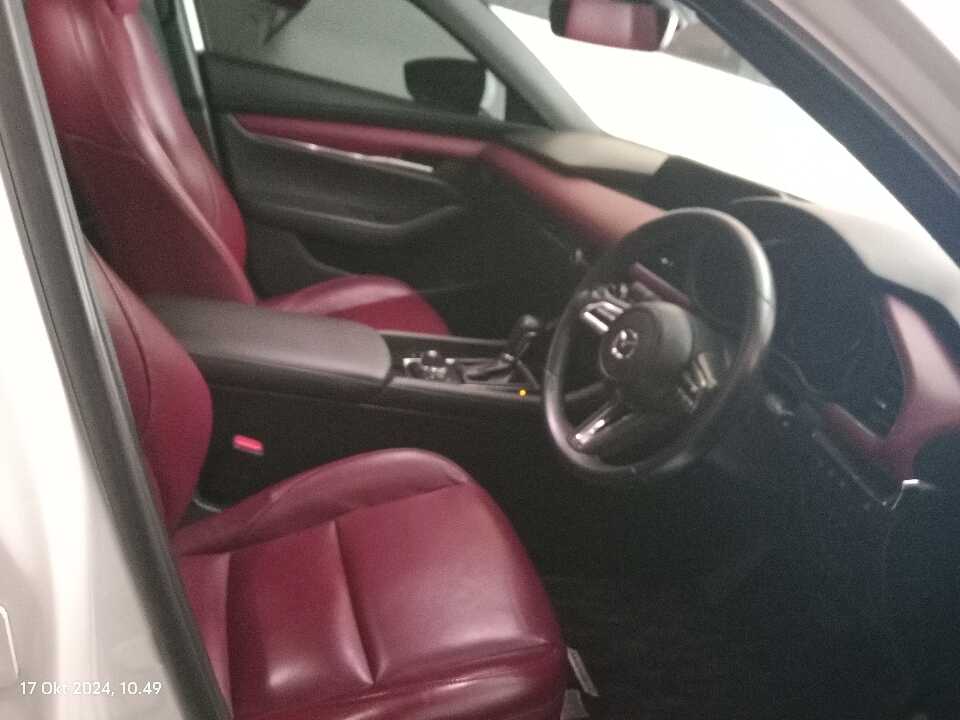 Foto Mobil Bekas Kabin Depan Mazda 3 2.0 tahun 2020