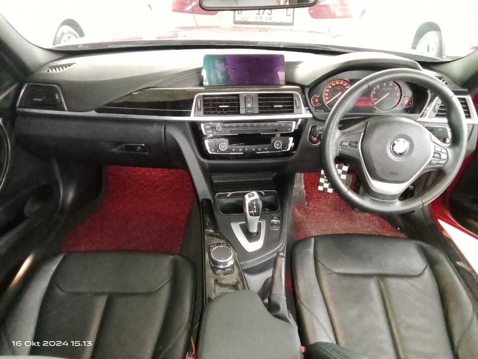 Foto Mobil Bekas Dashboard BMW 320i 2.0 tahun 2018