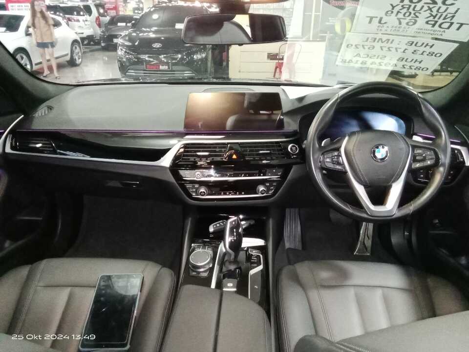 Foto Mobil Bekas Dashboard BMW 520i 2.0 tahun 2019