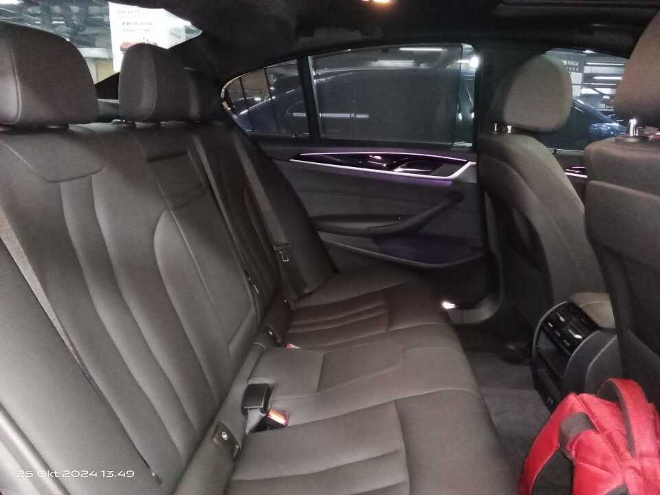 Foto Mobil Bekas Kabin Belakang BMW 520i 2.0 tahun 2019