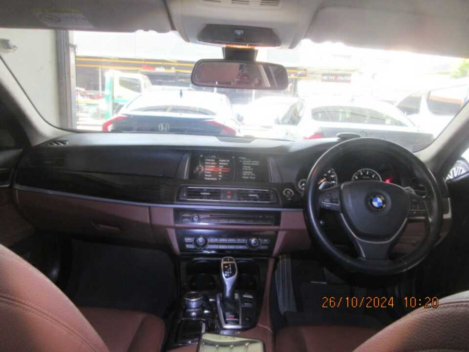 Foto Mobil Bekas Dashboard BMW 528i 2.0 tahun 2016