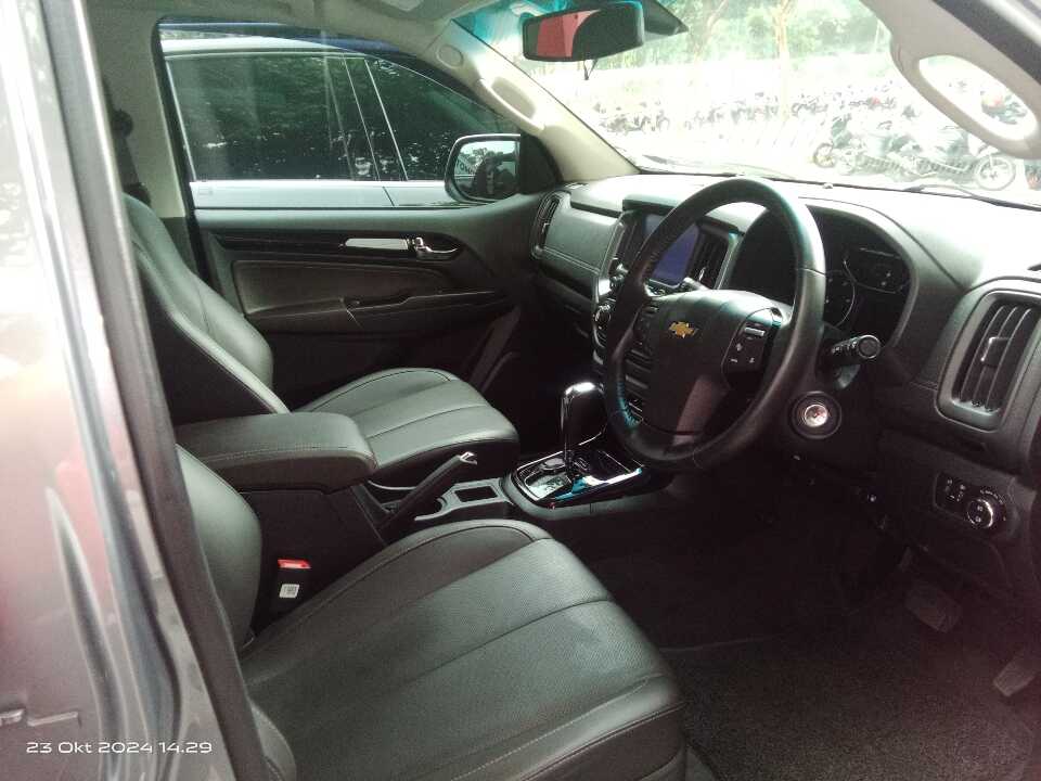 Foto Mobil Bekas Kabin Depan Chevrolet Trailblazer 2.5 LTZ tahun 2018