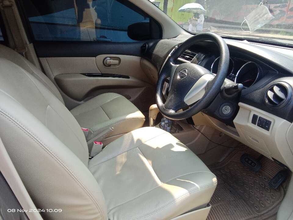 Foto Mobil Bekas Kabin Depan Nissan Grand Livina 1.5 SV tahun 2016
