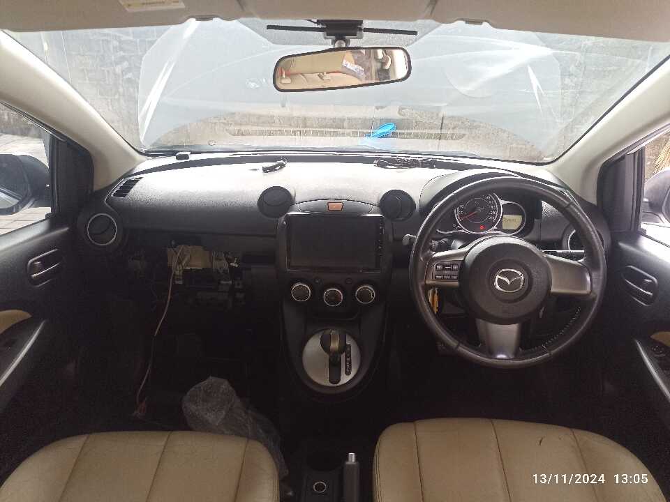 Foto Mobil Bekas Dashboard Mazda 2 1.5 R tahun 2012