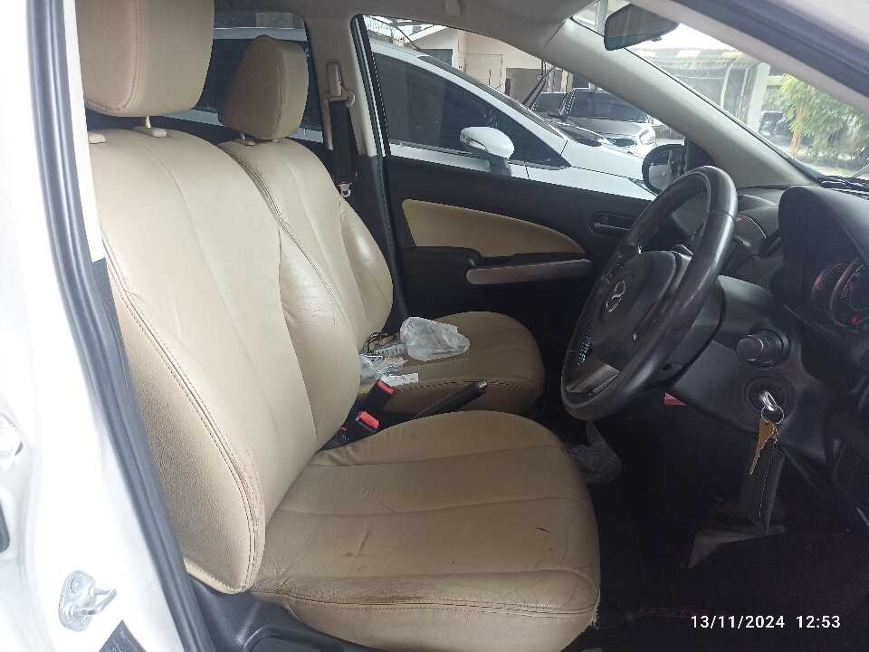 Foto Mobil Bekas Kabin Depan Mazda 2 1.5 R tahun 2012