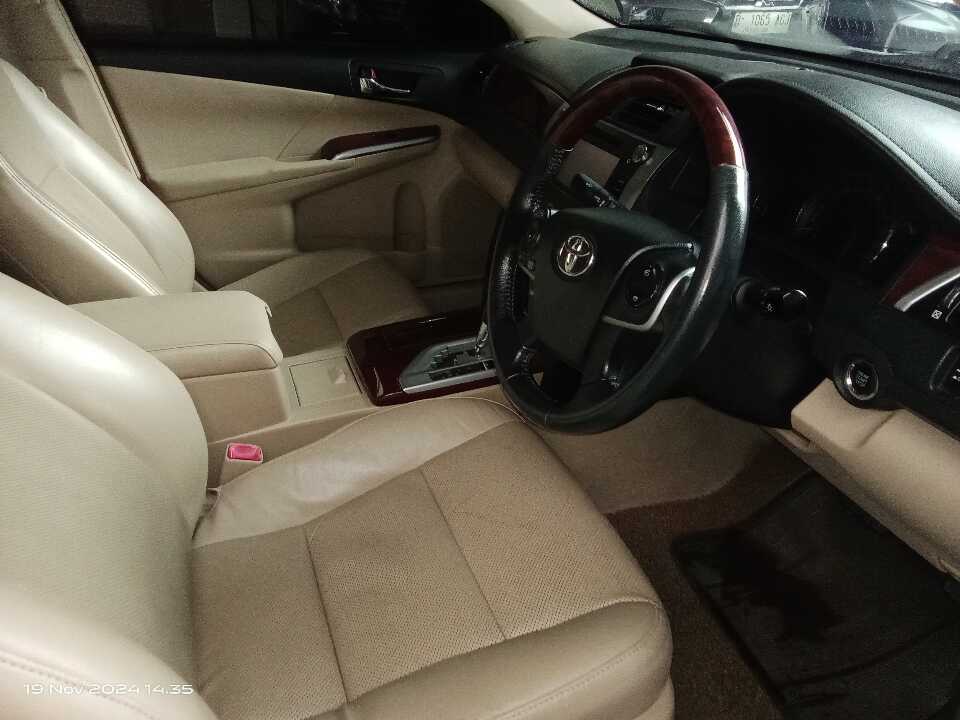 Foto Mobil Bekas Kabin Depan Toyota Camry 2.5 V tahun 2013