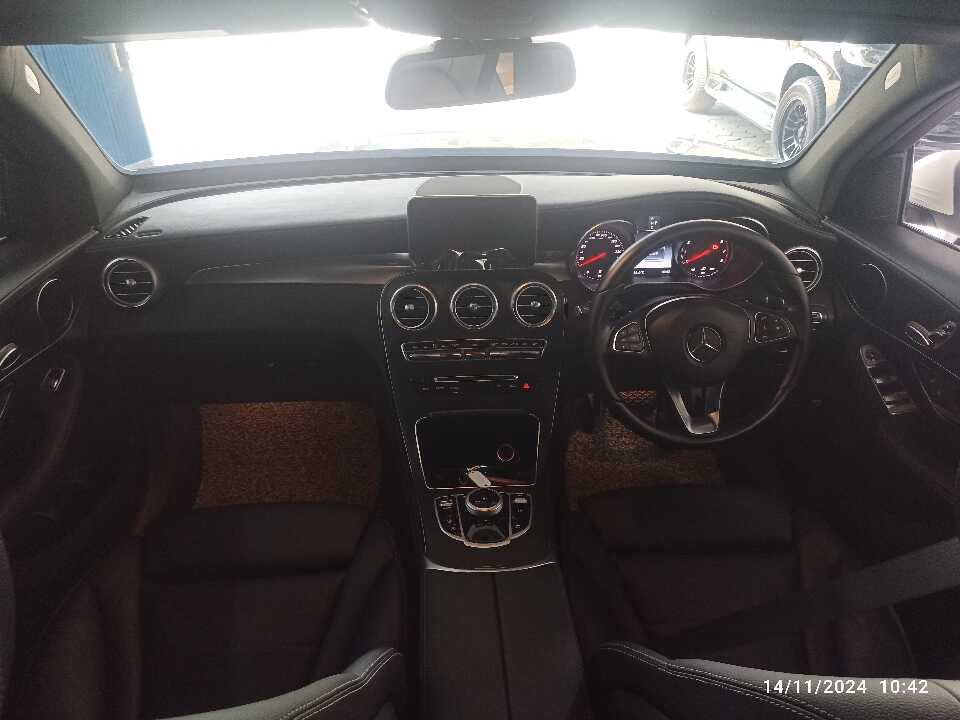 Foto Mobil Bekas Dashboard Mercedes-Benz GLC250 2.0 tahun 2017