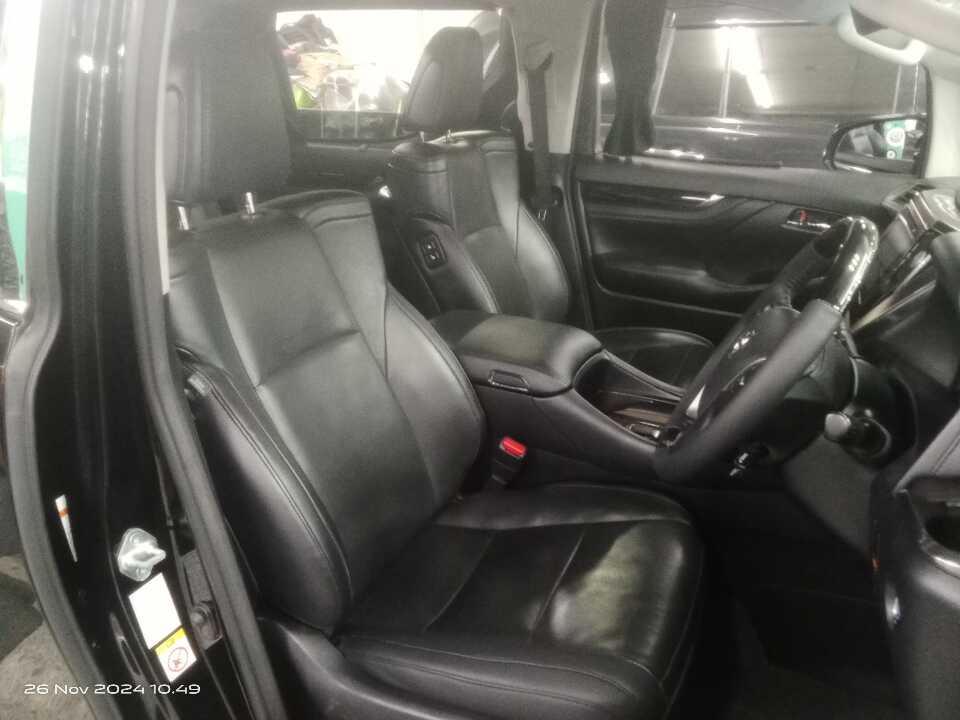 Foto Mobil Bekas Kabin Depan Toyota Vellfire 2.5 G tahun 2018