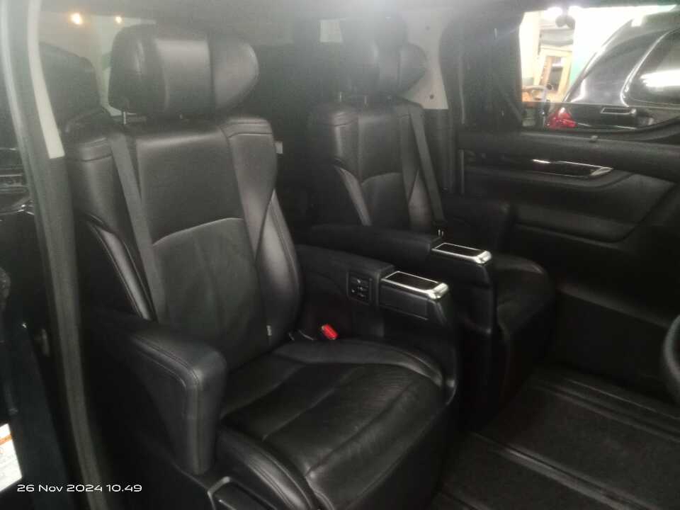 Foto Mobil Bekas Kabin Belakang Toyota Vellfire 2.5 G tahun 2018