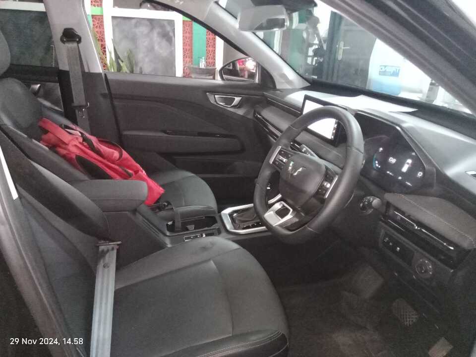 Foto Mobil Bekas Kabin Depan Wuling Alvez 1.5 EX tahun 2023