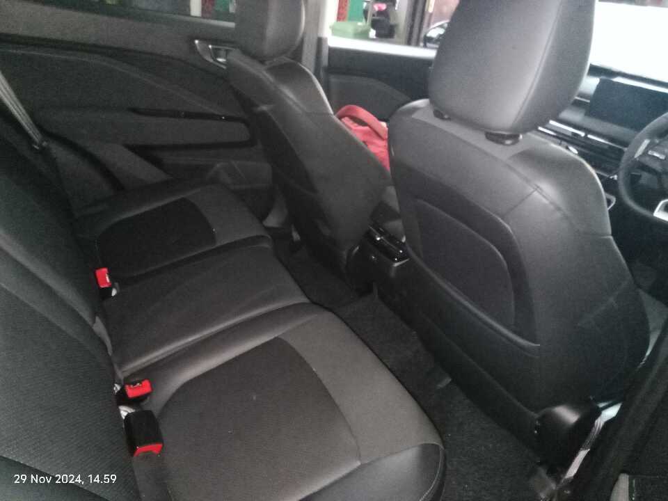 Foto Mobil Bekas Kabin Belakang Wuling Alvez 1.5 EX tahun 2023