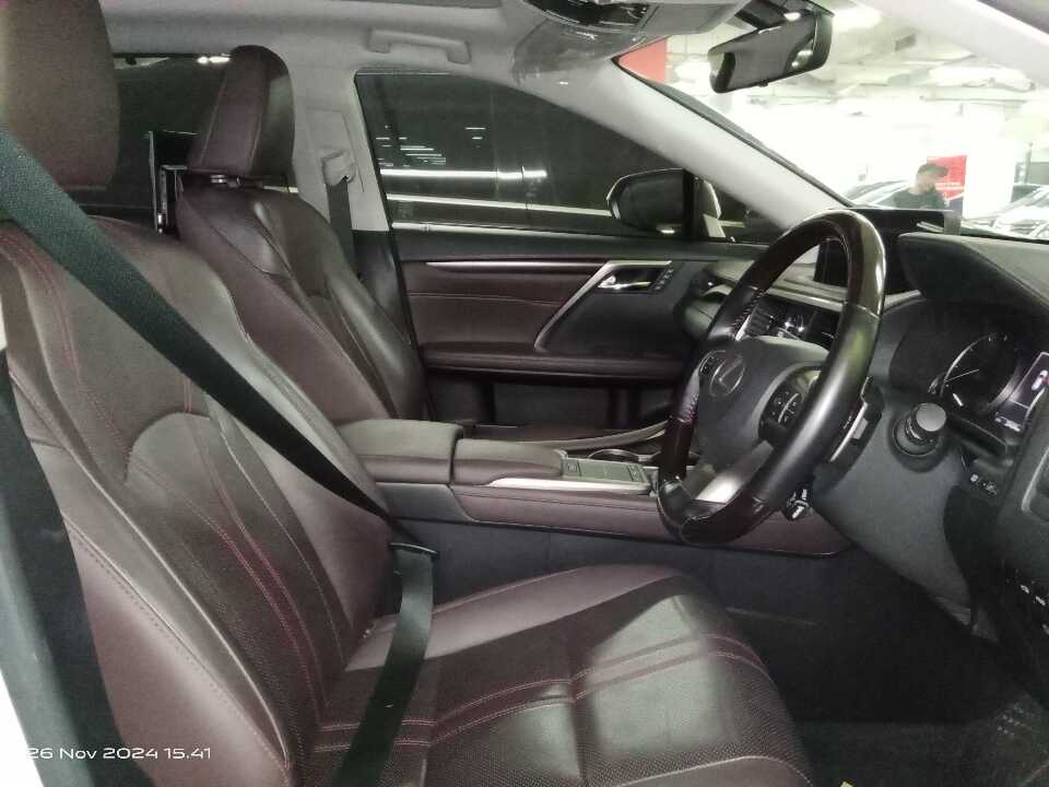 Foto Mobil Bekas Kabin Depan Lexus RX 300 2.0 Luxury tahun 2021