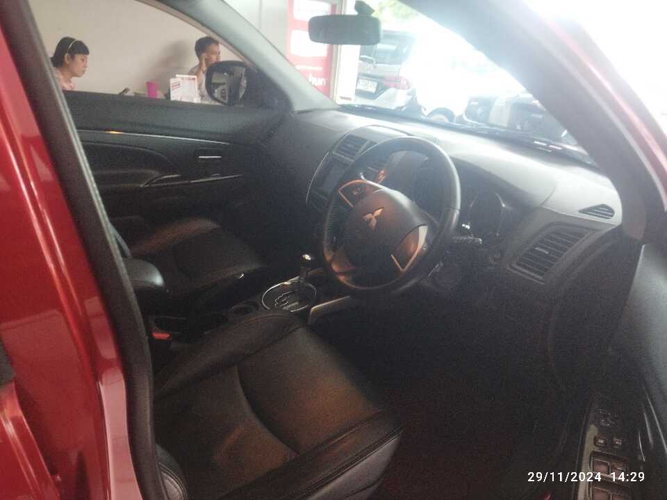 Foto Mobil Bekas Kabin Depan Mitsubishi Outlander Sport 2.0 PX tahun 2017