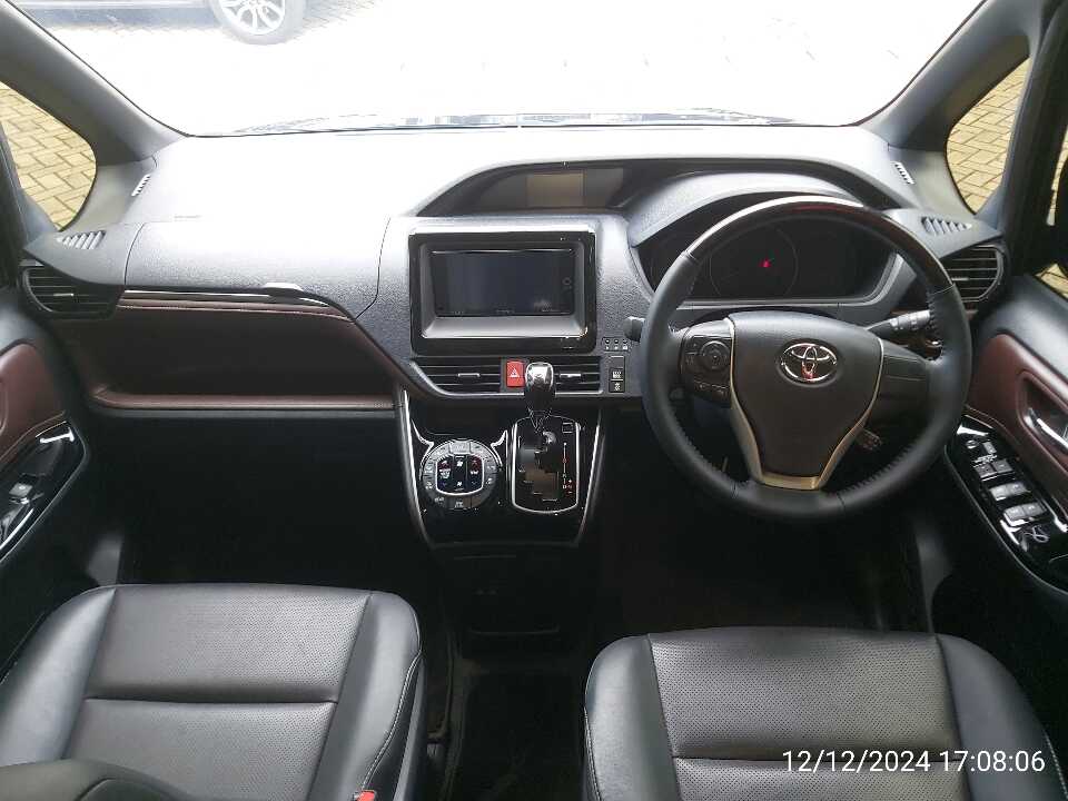 Foto Mobil Bekas Dashboard Toyota Voxy 2.0 tahun 2020