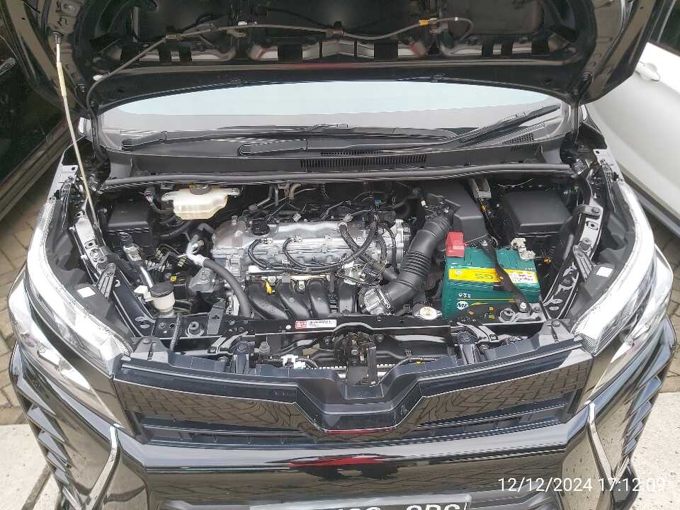 Foto Mobil Bekas Mesin Toyota Voxy 2.0 tahun 2020