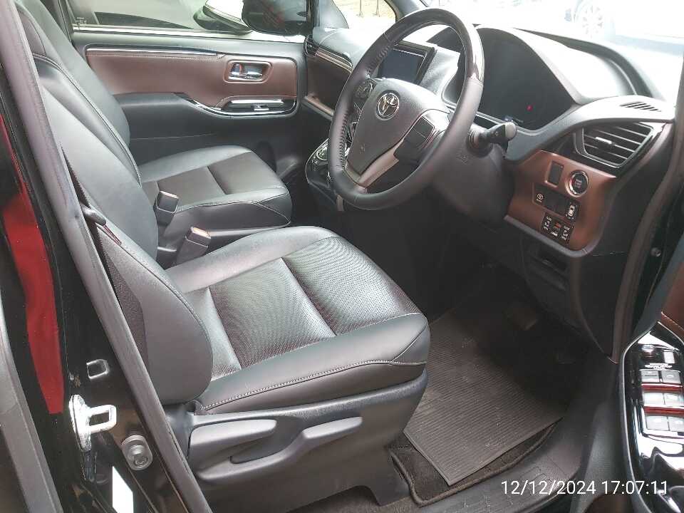 Foto Mobil Bekas Kabin Depan Toyota Voxy 2.0 tahun 2020