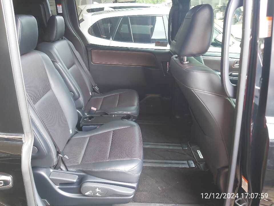 Foto Mobil Bekas Kabin Belakang Toyota Voxy 2.0 tahun 2020