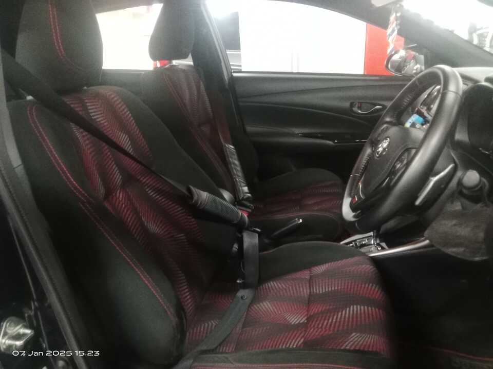 Foto Mobil Bekas Kabin Depan Toyota Yaris 1.5 S tahun 2021