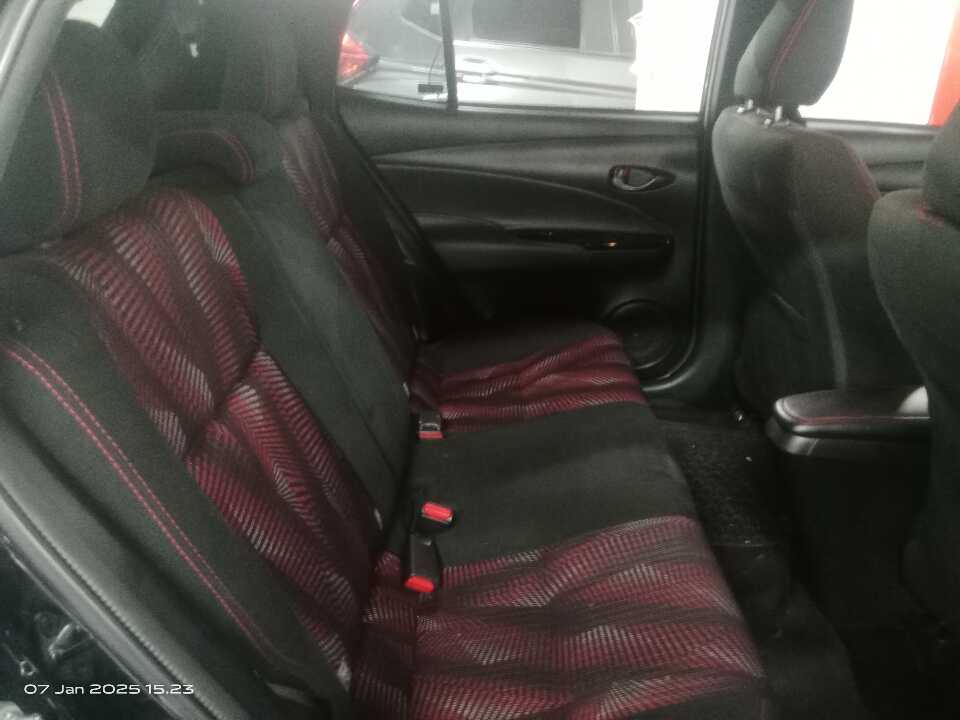 Foto Mobil Bekas Kabin Belakang Toyota Yaris 1.5 S tahun 2021